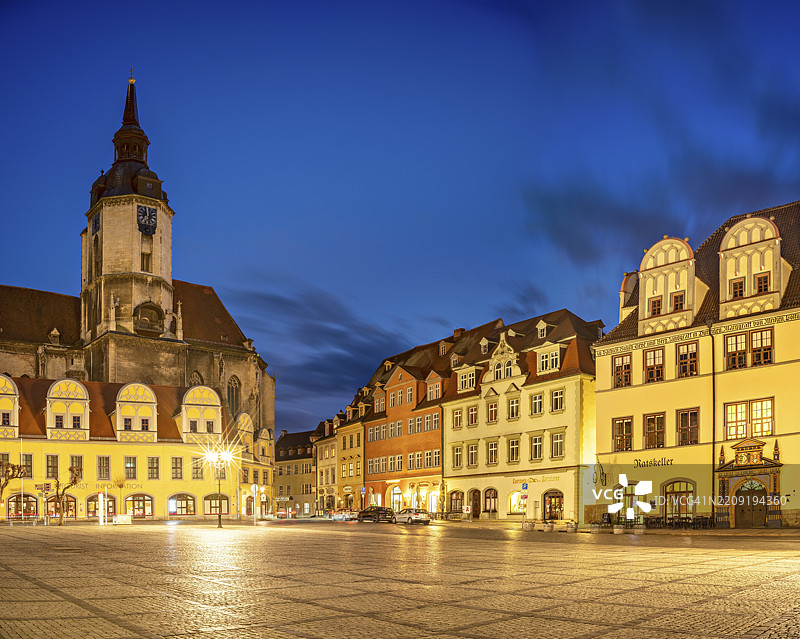 黄昏时分，纳乌姆堡，萨克森-安哈尔特，德国，欧洲的市场广场，维岑斯拉斯教堂和带有文艺复兴山墙的市镇房屋。图片素材