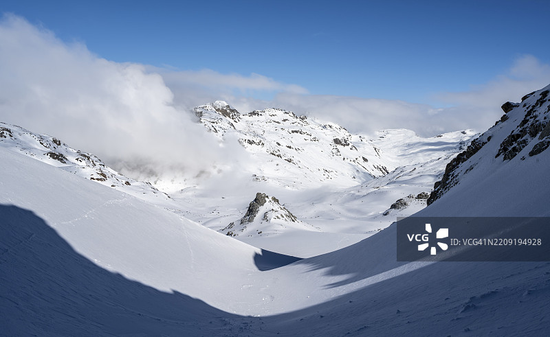 冬季的埃斯查门，波尔查贝拉冰川的景观，高山滑雪，格吕士高路线滑雪之旅，阿尔布拉阿尔卑斯山，瑞士拉赫蒂安阿尔卑斯山，格劳宾登州，瑞士东部，欧洲图片素材
