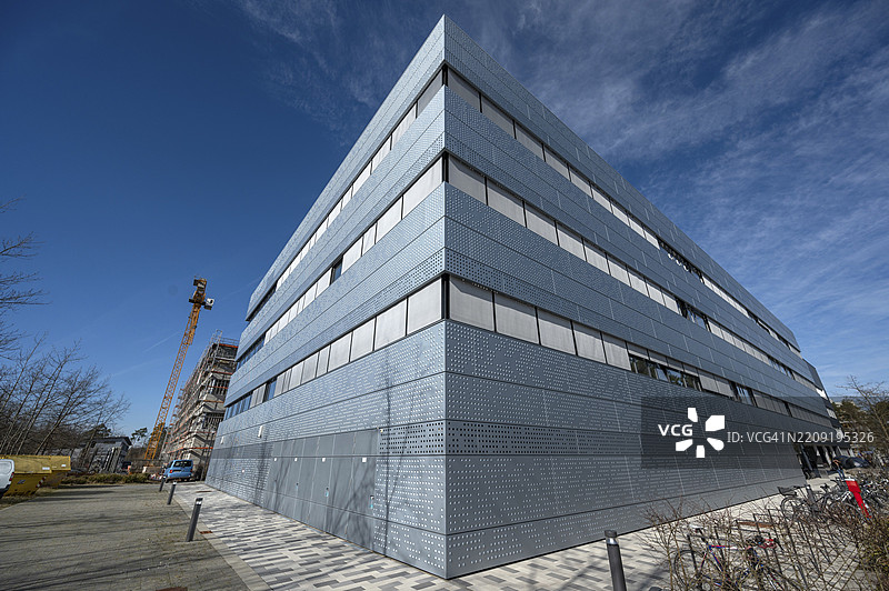 德国巴伐利亚州中法兰克尼亚地区埃尔朗根新开发区的现代办公大楼图片素材