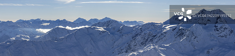 冬季的山脉全景,俯瞰施纳尔谷,萨尔杜尔峰、拉高恩峰和奥贝雷特峰,右侧前方是施温塞尔峰,背后是恩加丁阿尔卑斯山,包含基什峰、格拉万德约克、施纳尔,南蒂罗尔。图片素材