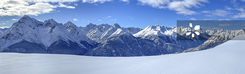 Motta Naluns滑雪区，俯瞰下恩加丁至上恩加丁，斯库奥尔，恩加丁，格劳宾登，瑞士，欧洲图片素材