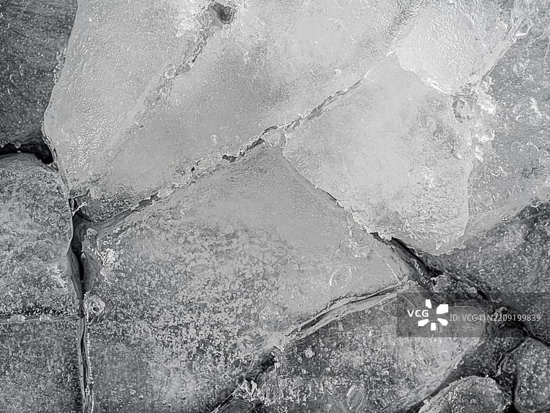 纯冰晶体破碎和裂开。图片素材