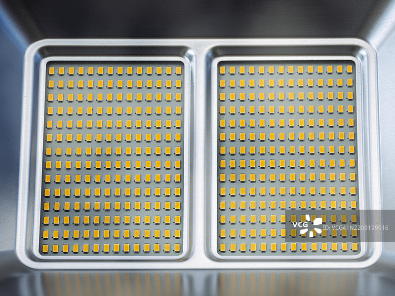 带金属面板的LED灯泡，聚光灯类型，配有玻璃保护。图片素材