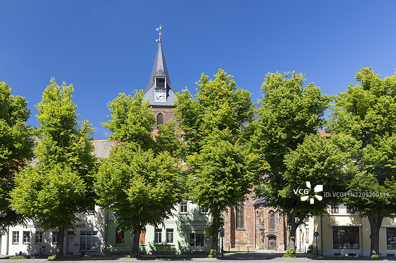 市场广场北侧，德利茨施的圣彼得与圣保罗教堂，萨克森州，德国，欧洲图片素材