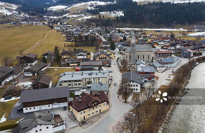 无人机图像，住宅建筑，村庄及教区教堂的景观，尼登希尔，萨尔察河，平茨高，萨尔茨堡省，奥地利，欧洲图片素材