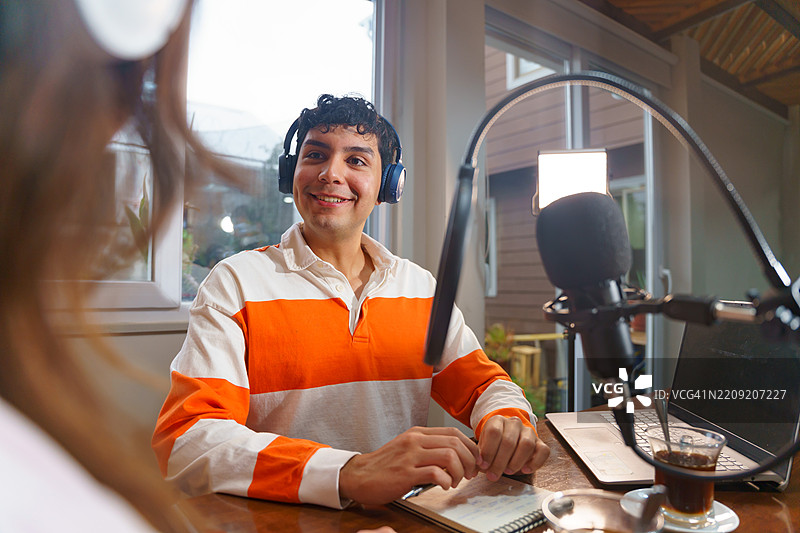 拉丁美洲网红与嘉宾录制播客节目图片素材