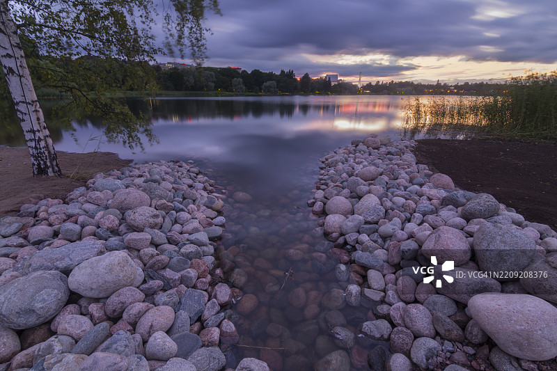 赫尔辛基夏季的图尔洛湾，日落时分的岩石海岸图片素材