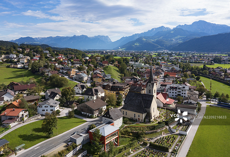 无人机图像,村庄与教堂的景观,位于奥地利萨尔茨堡省的哈雷因附近的普赫,萨尔扎赫谷,特嫩高。图片素材