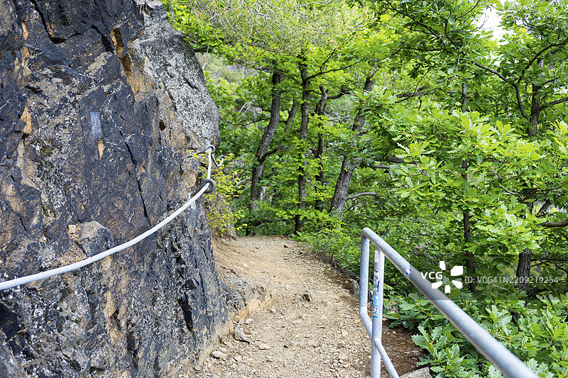 布吕德尔霍厄徒步旅行小径，带有短暂的铁索攀登段，塔兰特，弗赖塔尔，萨克森，德国，欧洲图片素材