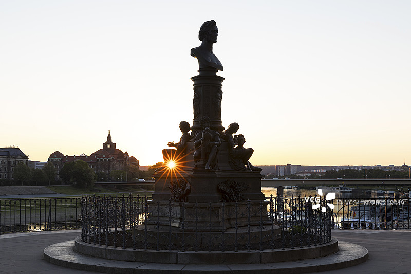 德累斯顿布吕尔露台上的里特谢尔纪念碑，日出时分，萨克森州，德国，欧洲图片素材