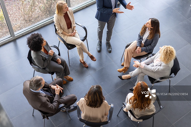多元化团队参与积极的集体讨论图片素材