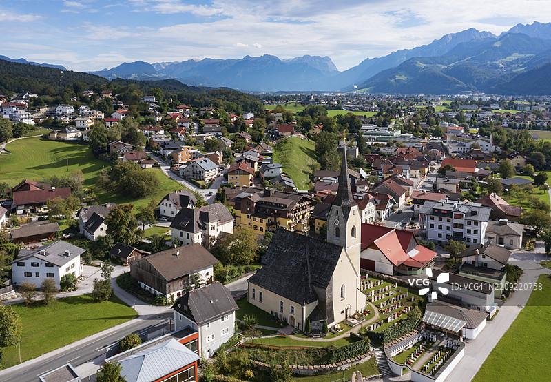 无人机图像,村庄与教堂的景观,位于奥地利萨尔茨堡省的哈莱因附近的普赫,萨尔察河谷,特嫩高。图片素材