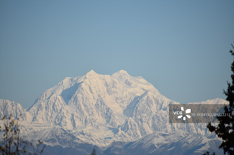 亨特山，也称为贝古亚，巍峨耸立，雪覆盖的山峰在晴朗的天空下显得格外壮丽，位于阿拉斯加州塔尔基特纳，美国。图片素材
