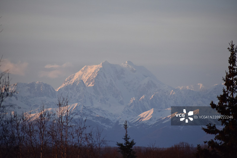 亨特山，在德纳伊纳语中称为贝古亚，位于雪山环绕的阿拉斯加山脉，阿拉斯加州塔尔基特纳，美国。图片素材
