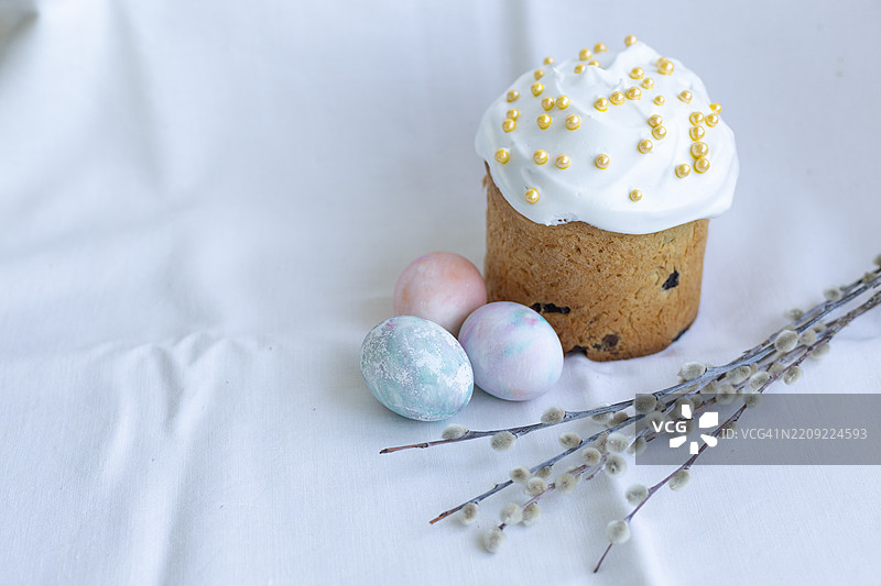 白色背景上的复活节蛋糕，配有柳枝和复活节彩蛋图片素材