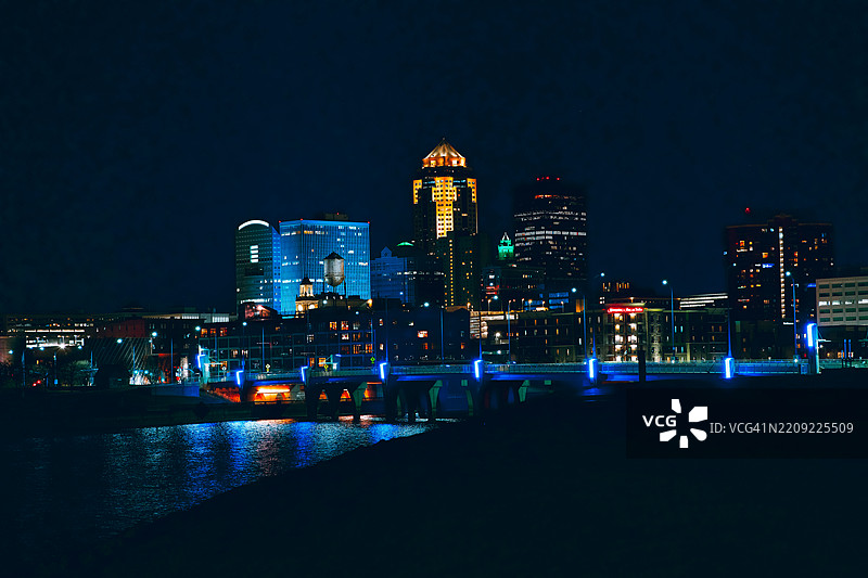 夜晚照亮的建筑物景观，德莫因，爱荷华州，美国图片素材