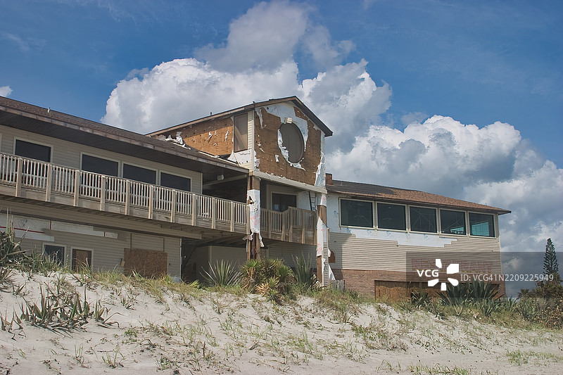 低角度视图的建筑与天空，佛罗里达州莱克兰，美国图片素材