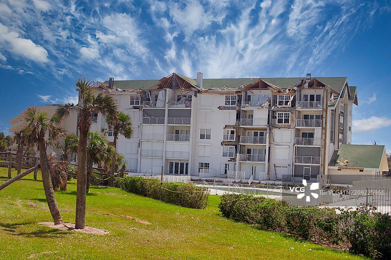 佛罗里达州莱克兰的天空下，树木与建筑物相映成趣图片素材