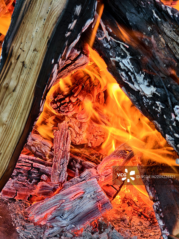 愤怒的橙色火焰，明亮的火焰吞噬着木材图片素材