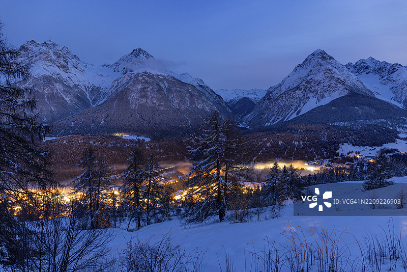 傍晚的氛围，从莫塔纳伦斯俯瞰斯库尔及向瓦尔斯查尔，恩加丁，格劳宾登，瑞士，欧洲图片素材