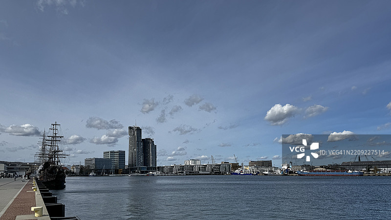 建筑旁的海景与天空相映成趣图片素材