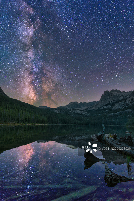 夜空下湖泊的美丽景色，美国图片素材