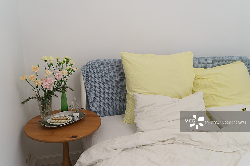 高角度视图的床上早餐图片素材