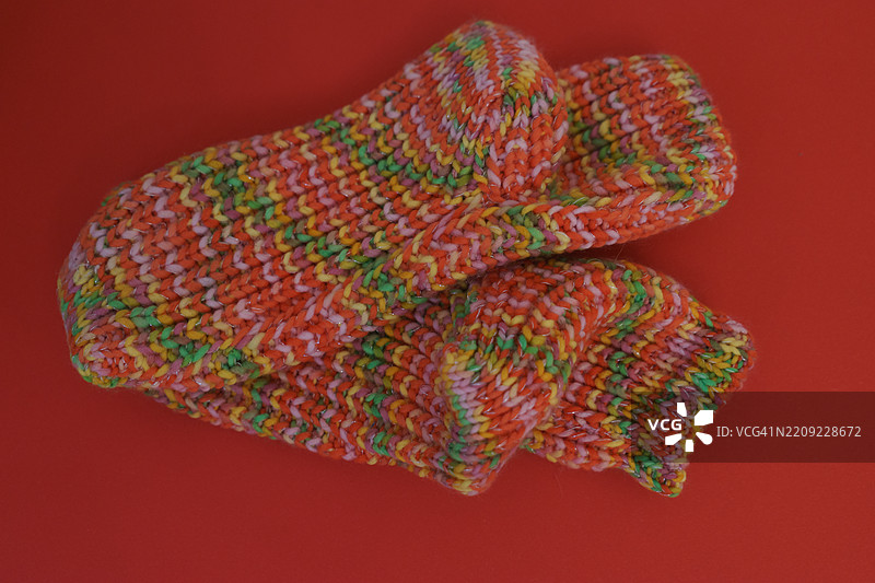 色彩背景下的针织温暖衣物特写图片素材