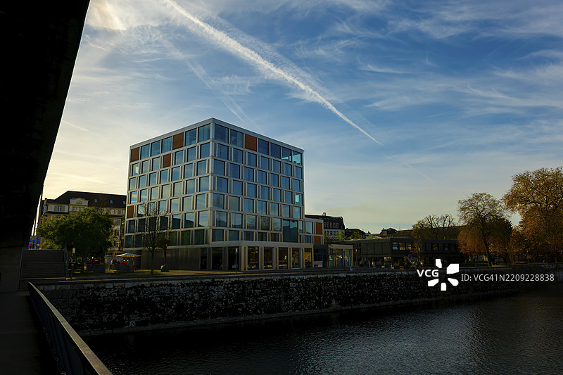 瑞士索洛图恩州索洛图恩的现代建筑与秋日阳光下的阿尔河图片素材