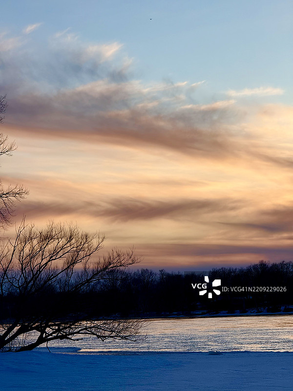 日落时分，蒙特利尔，加拿大，湖泊与天空的美丽景色图片素材