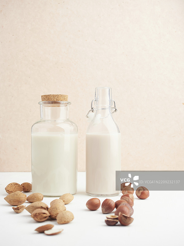 自制蔬菜坚果饮品。玻璃瓶，杏仁和榛子。植物奶，无乳糖。图片素材