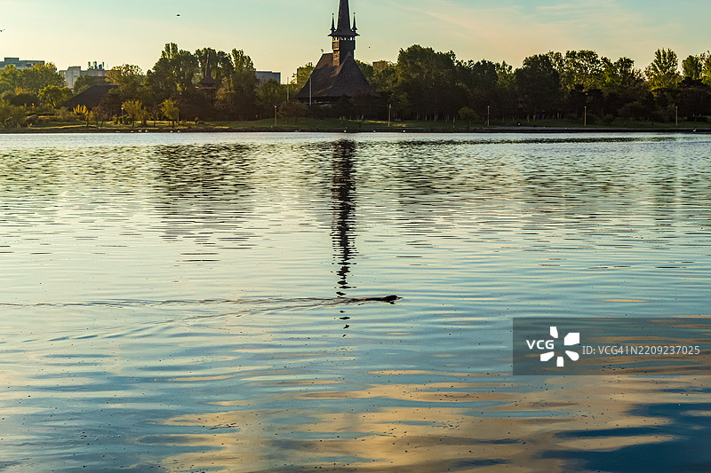 日落时分的湖泊美景图片素材
