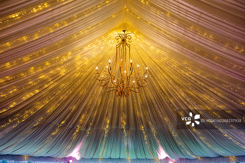 现代水晶多灯吊灯，复古古董装饰，肯尼亚图片素材