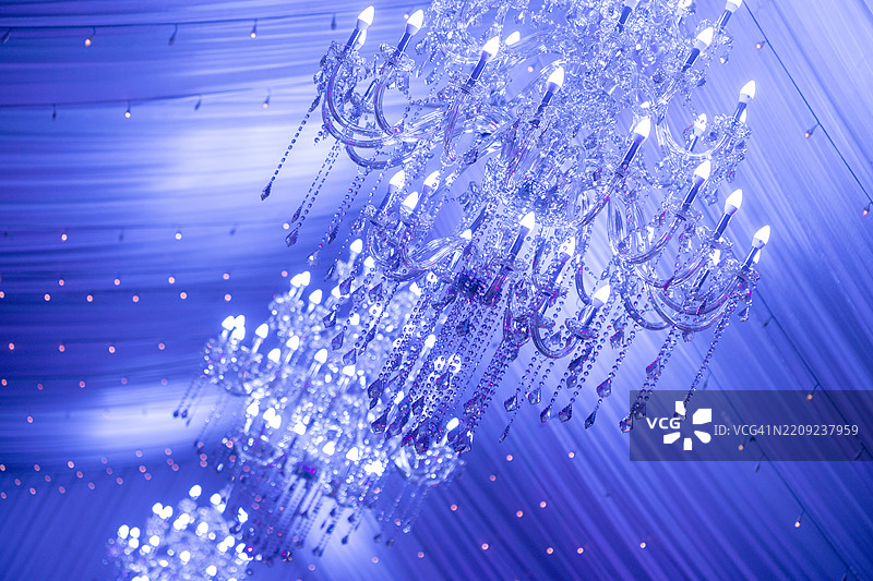 现代水晶多灯吊灯，复古古董装饰，肯尼亚图片素材