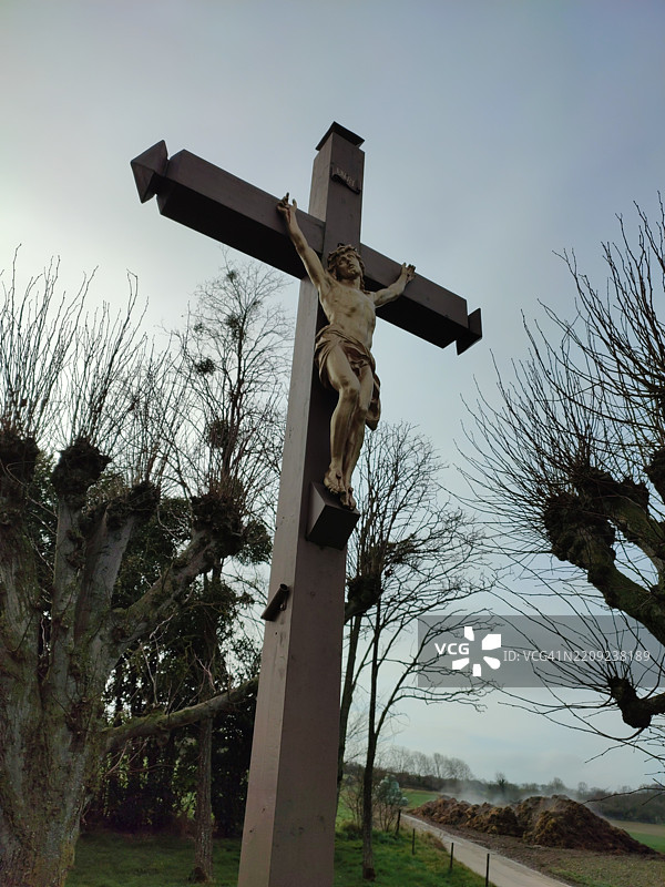 低角度视图的十字架与天空相映图片素材