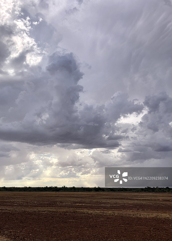 南澳大利亚伊南敏卡的天空下的田野美景图片素材