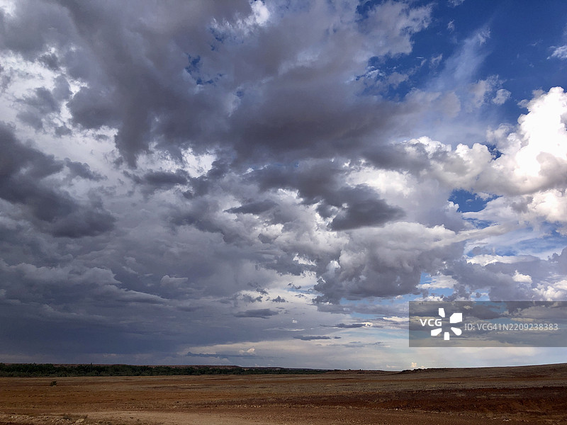 南澳大利亚伊南敏卡的天空下的田野美景图片素材