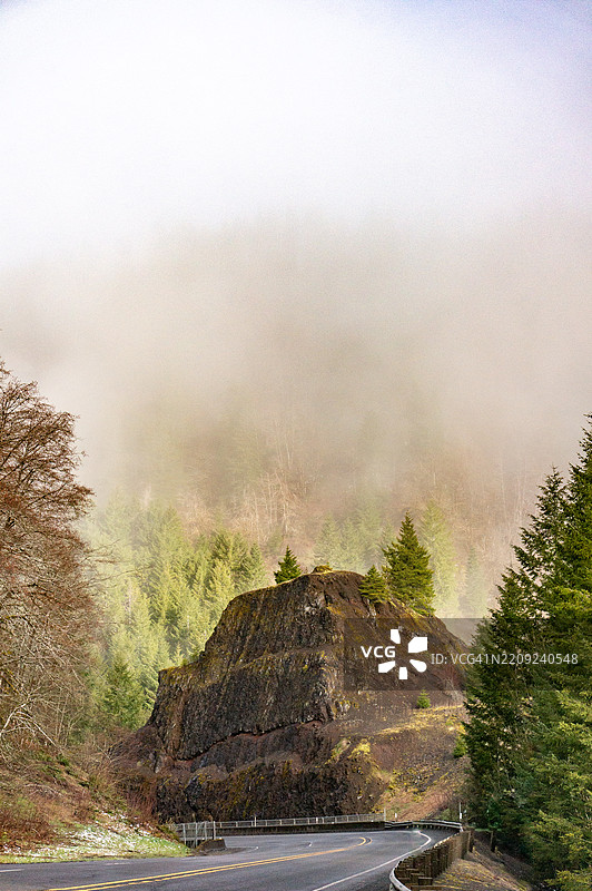 俄勒冈州蒂拉穆克的山脉与天空的美丽景色图片素材