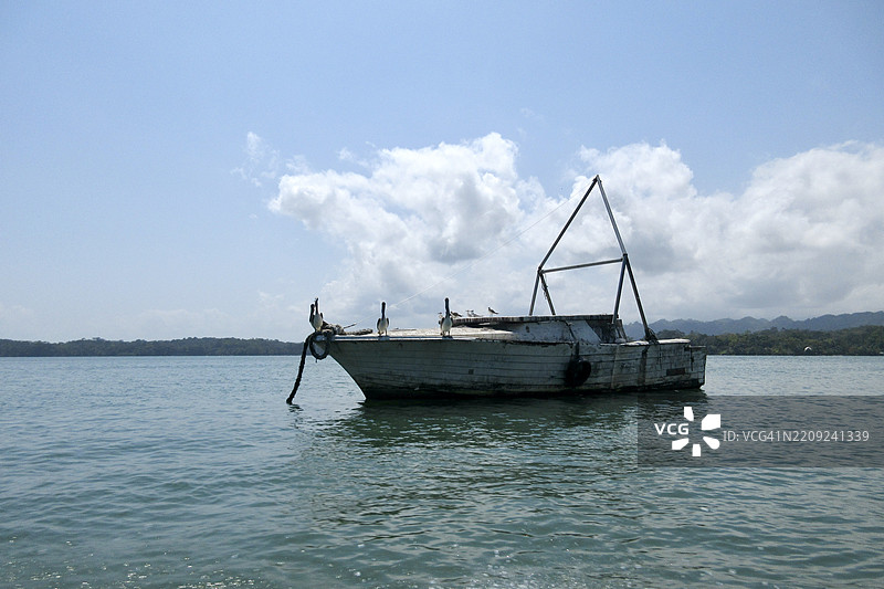 在天空映衬下的海中被遗弃的渔船，危地马拉图片素材