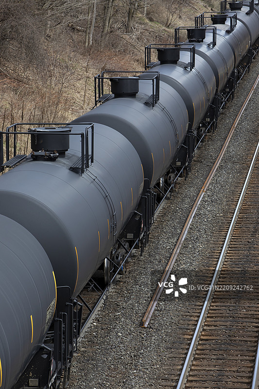 货运列车上的油罐车图片素材
