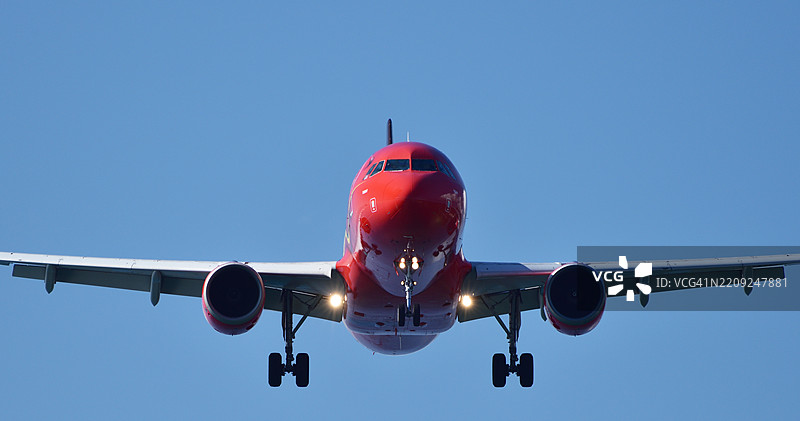 低角度视图的飞机与晴朗的蓝天图片素材
