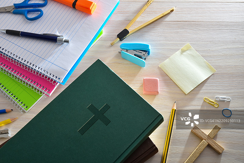 木桌上的工具和宗教教育材料背景图片素材