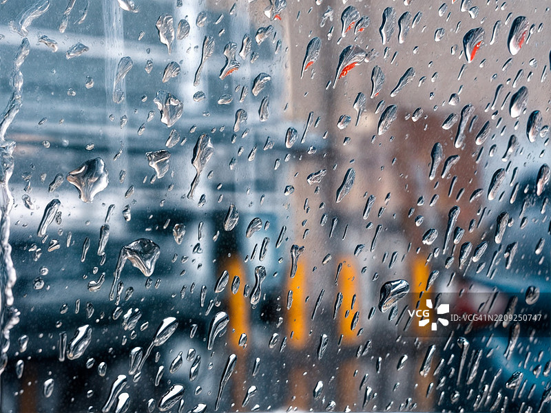雨季湿润的玻璃窗全景拍摄图片素材