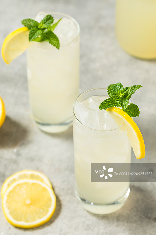 桌子上的饮料特写，美国，USA图片素材