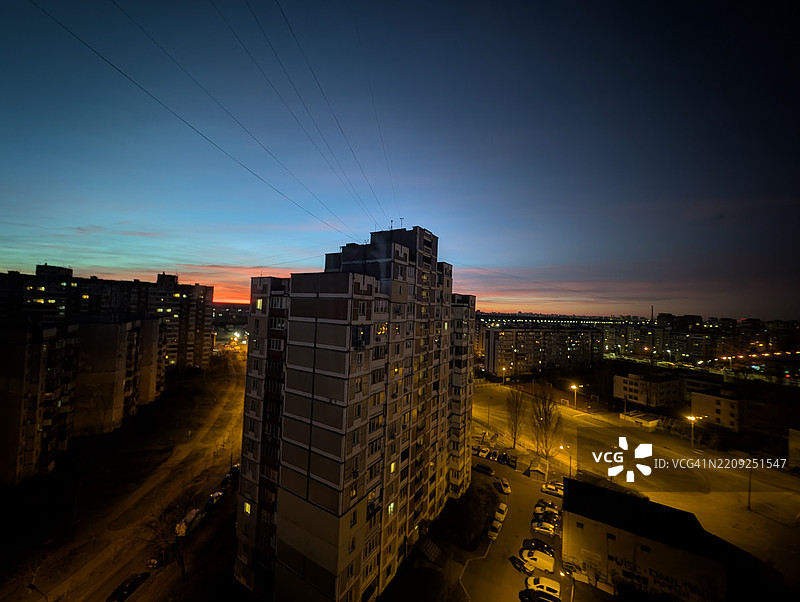 夜空下高角度俯瞰灯光璀璨的建筑物图片素材