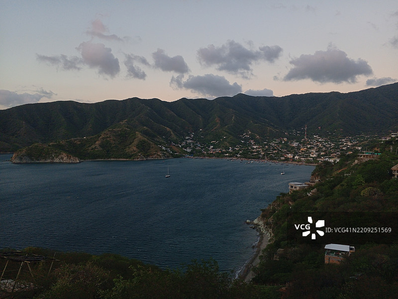 高角度俯瞰海洋与山脉的天空景色图片素材