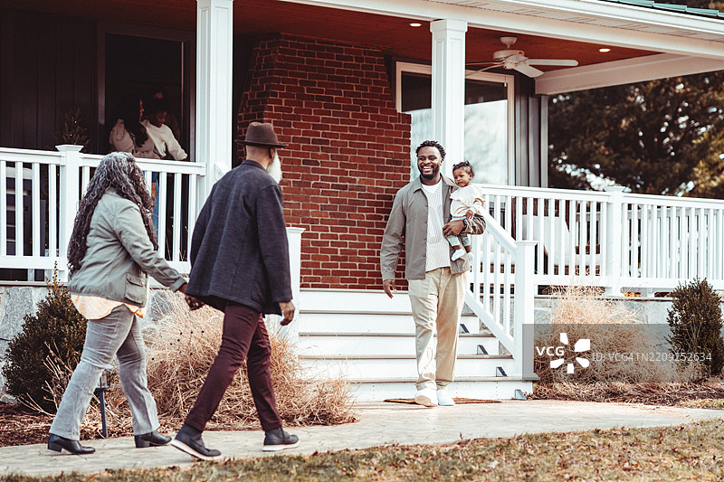 多代家庭在家庭聚会上互相问候图片素材