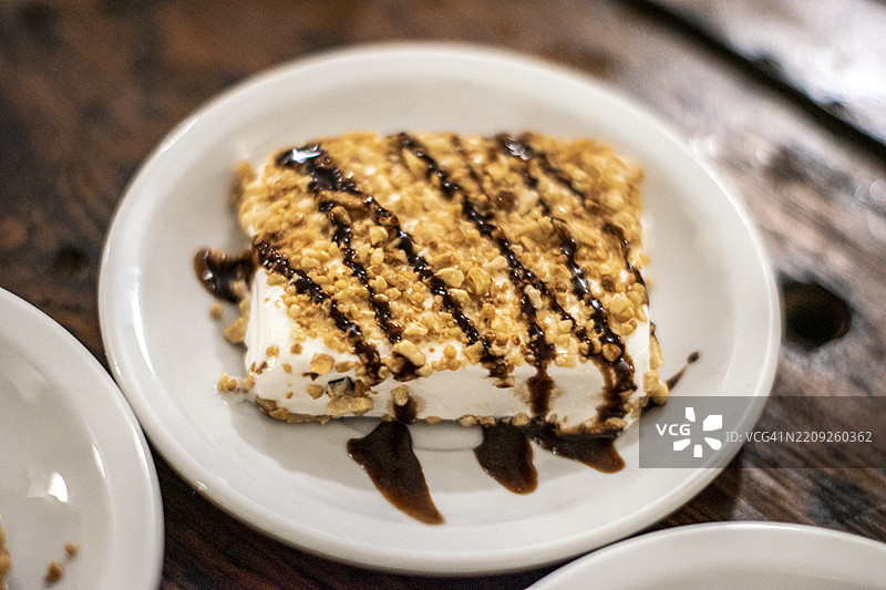 杏仁冰淇淋。裹着巧克力的甜点。图片素材