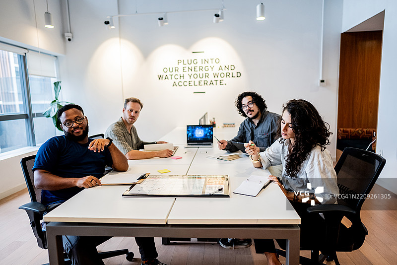 办公室里开会的同事们图片素材