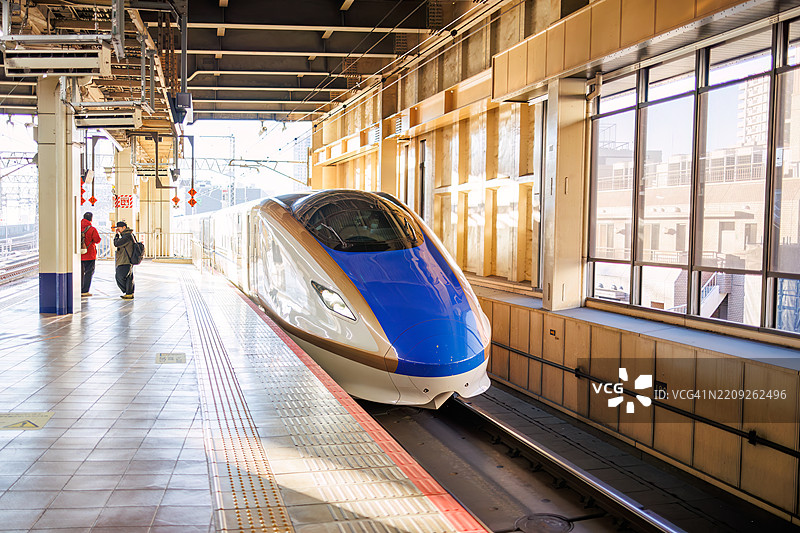 从大宫站，我乘坐开往新潟的上越新干线。大宫，埼玉 - 2024年11月30日图片素材